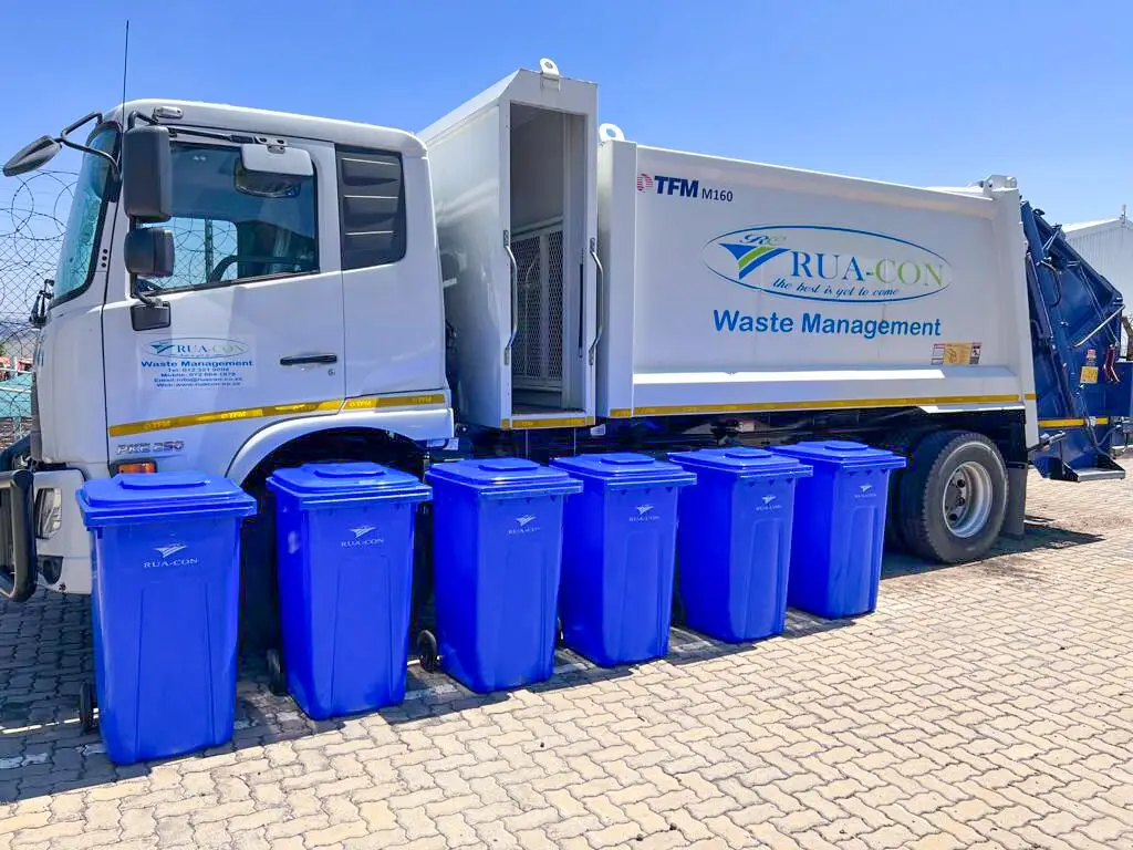 Rua-Con compactor truck with a row of wheelie bins