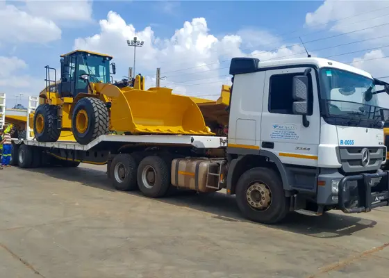 Rua-Con low-bed combination transporting a wheel loader