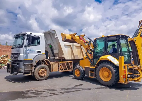 Rua-Con tipper truck with a TLB